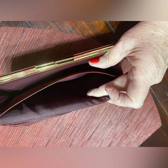 💎Burberry long Wallet with Kisslock gold tone hardware would look cute on chain - Picture 5 of 13